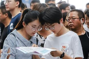 这身材比例！布朗尼首次参加南加州大学赛前热身训练